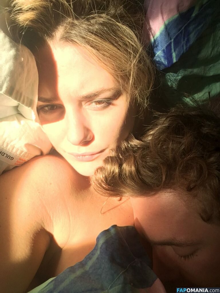 Addison Timlin Çıplak Sızdırılmış Fotoğraf #41