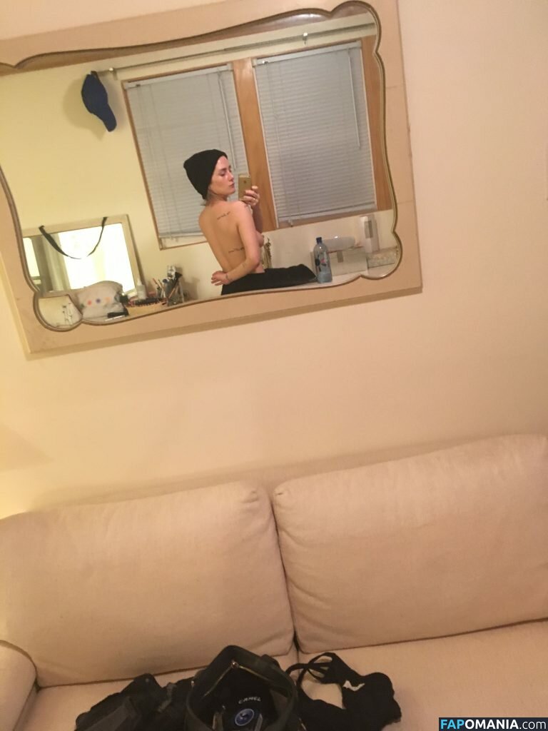 Addison Timlin Çıplak Sızdırılmış Fotoğraf #52