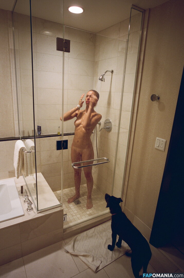 Adwoa Aboah Çıplak Sızdırılmış Fotoğraf #4