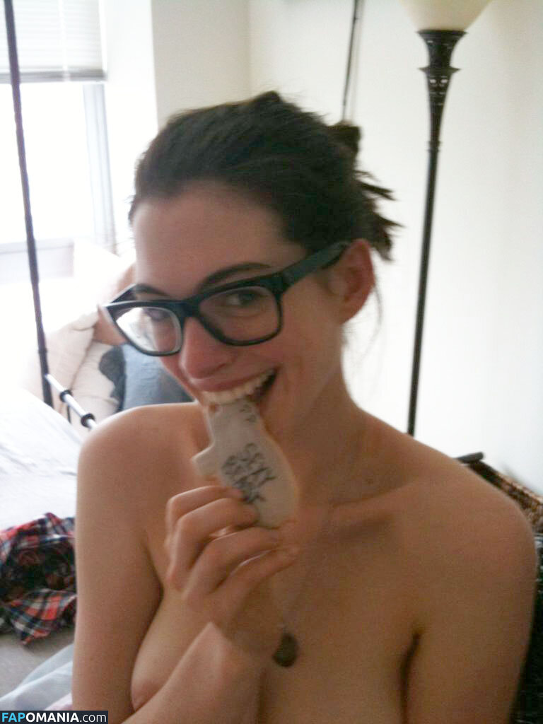 Anne Hathaway Çıplak Sızdırılmış Fotoğraf #9