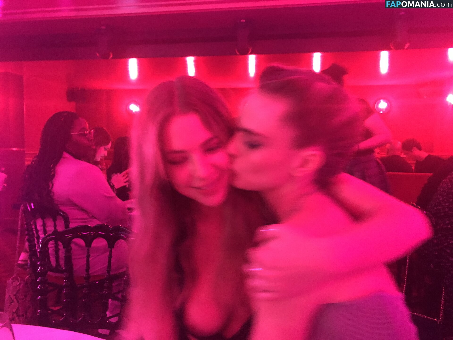 Ashley Benson And Cara Delevingne Çıplak Sızdırılmış Fotoğraf #51