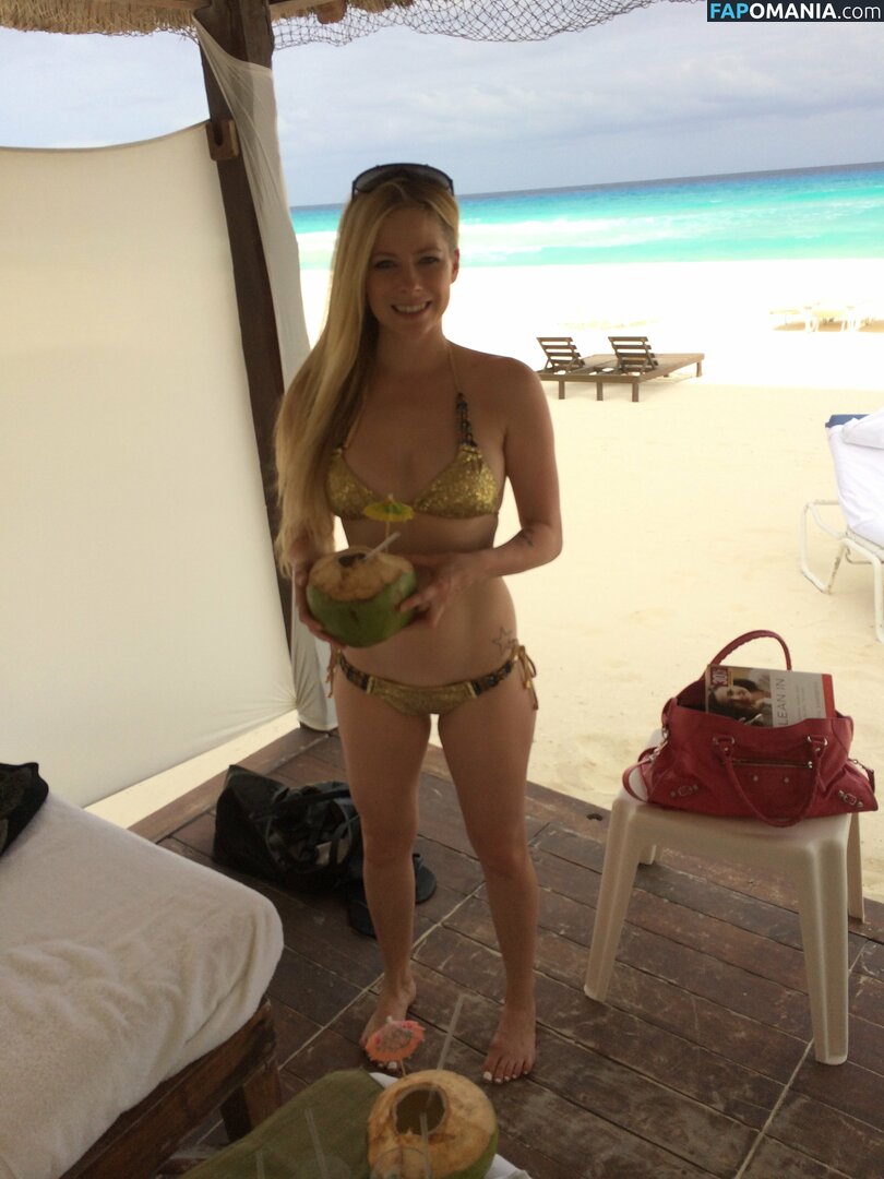 Avril Lavigne Çıplak Sızdırılmış Fotoğraf #6