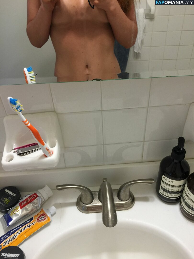 Bonnie Wright Çıplak Sızdırılmış Fotoğraf #9