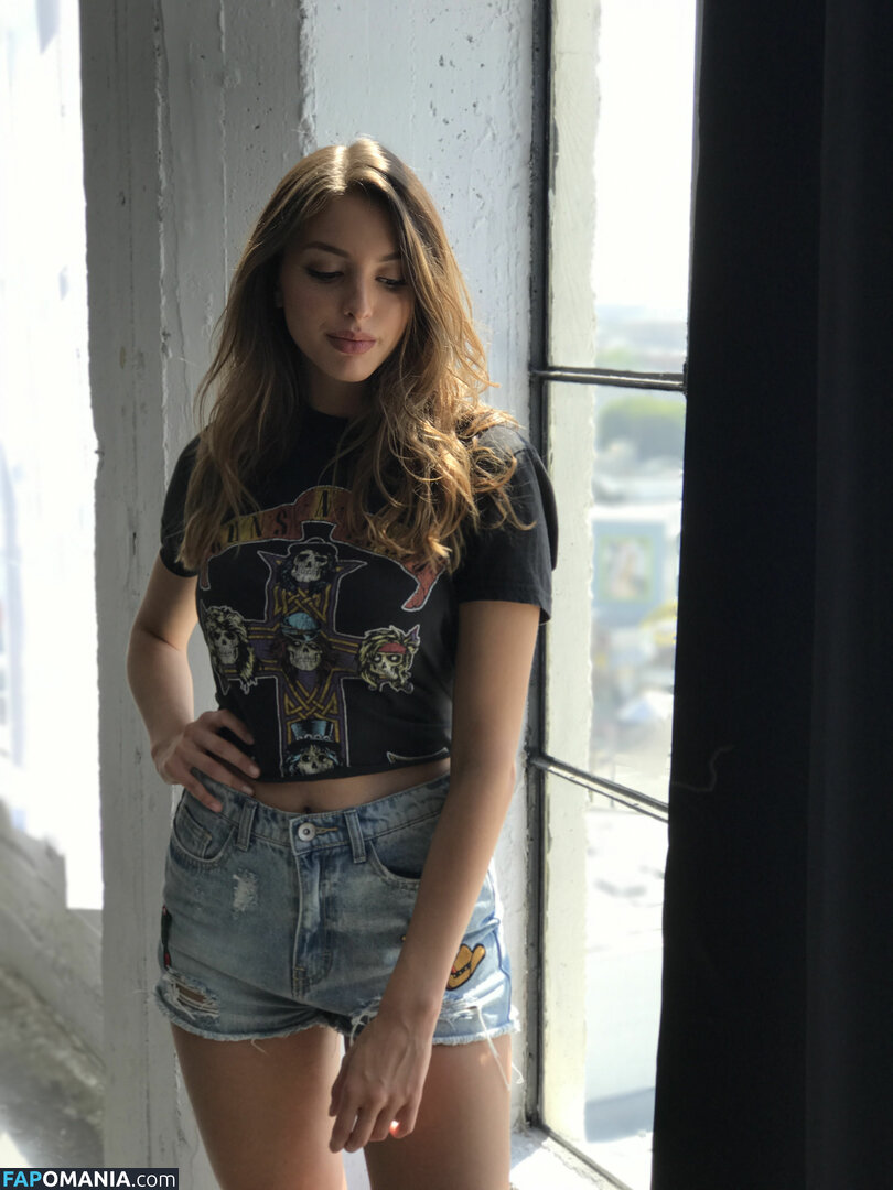 Celine Farach Çıplak Sızdırılmış Fotoğraf #7