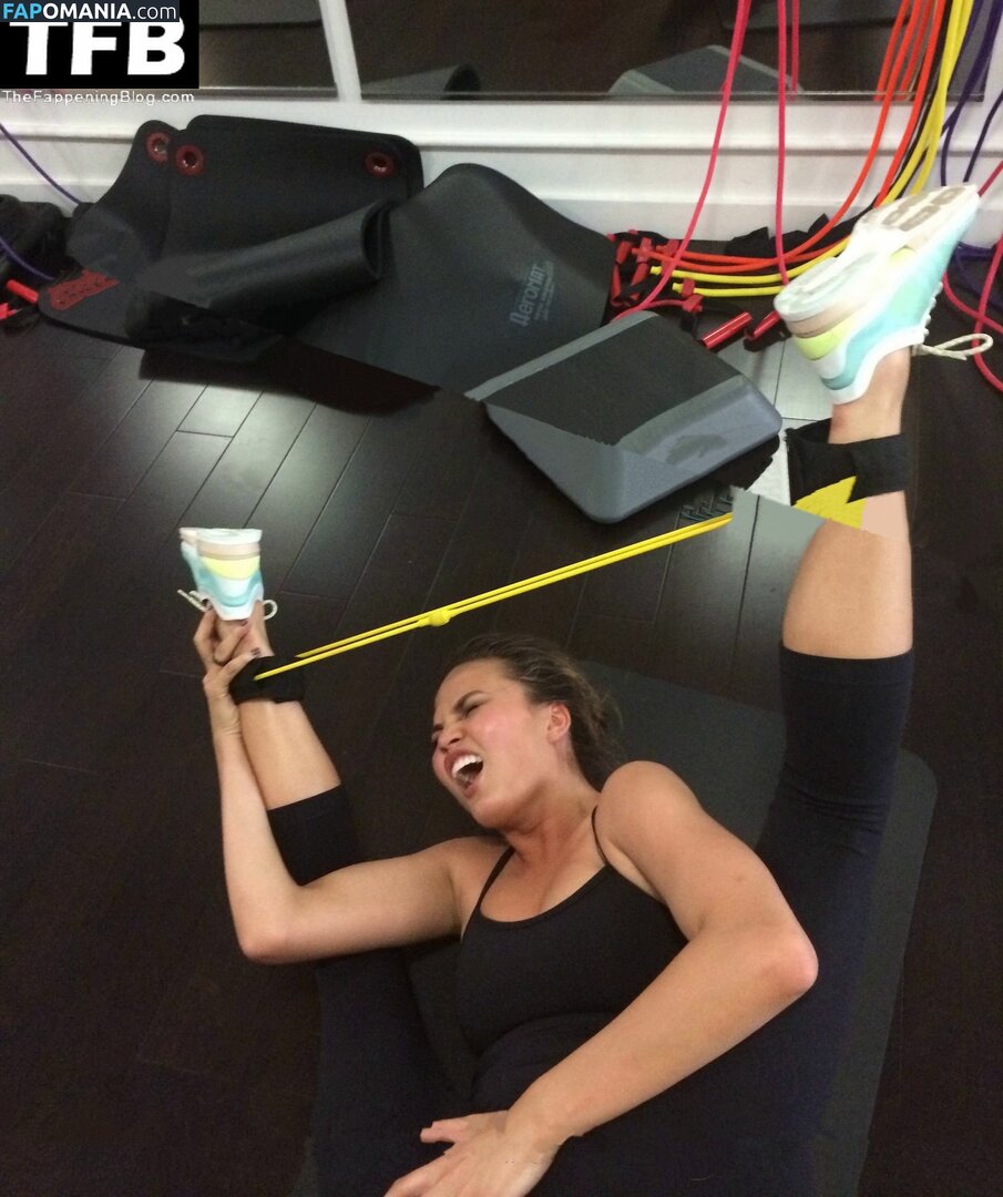 Chrissy Teigen Çıplak Sızdırılmış Fotoğraf #1