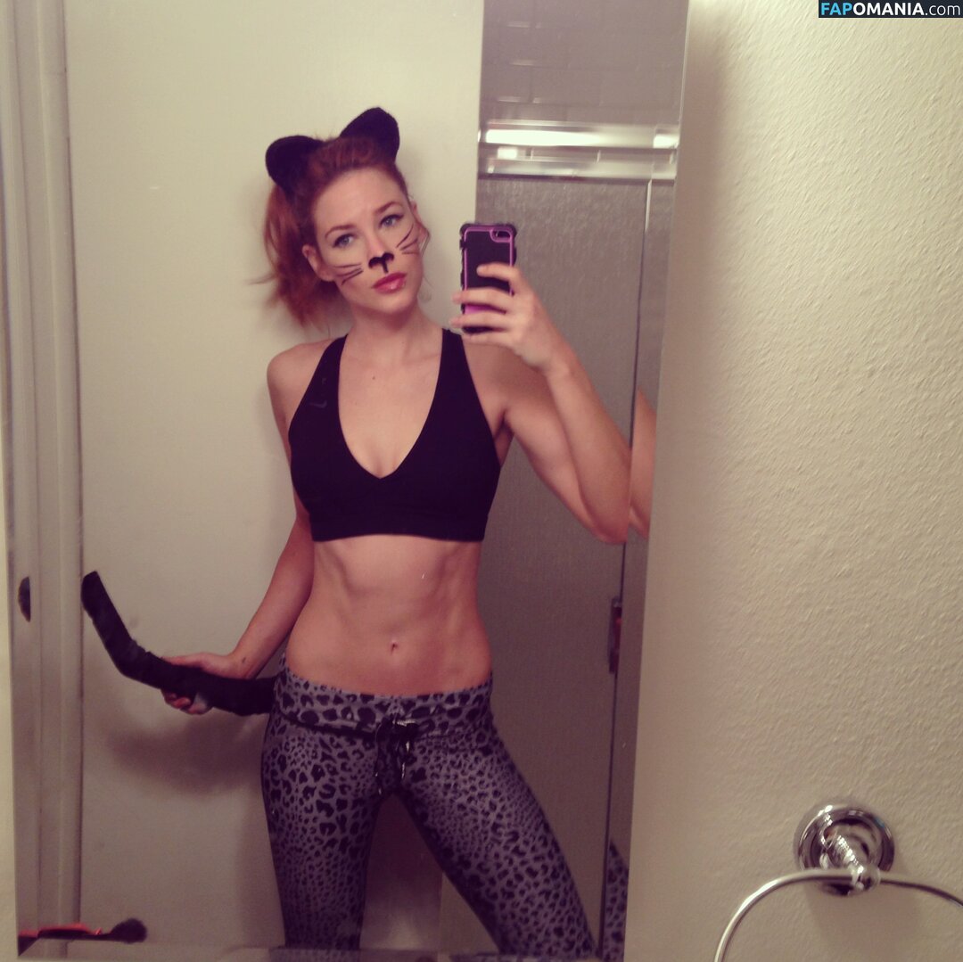 Courtney Hope Çıplak Sızdırılmış Fotoğraf #3