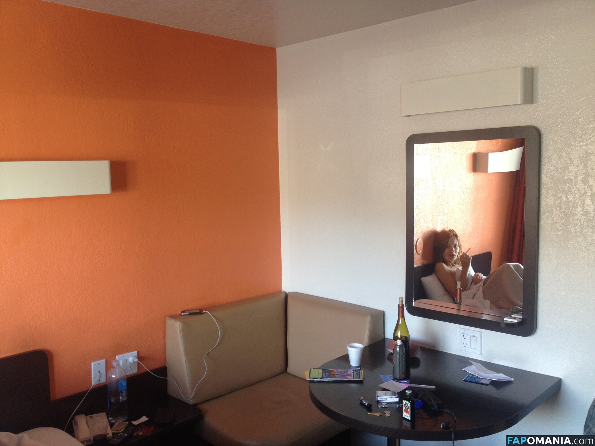 Emily Browning Çıplak Sızdırılmış Fotoğraf #4