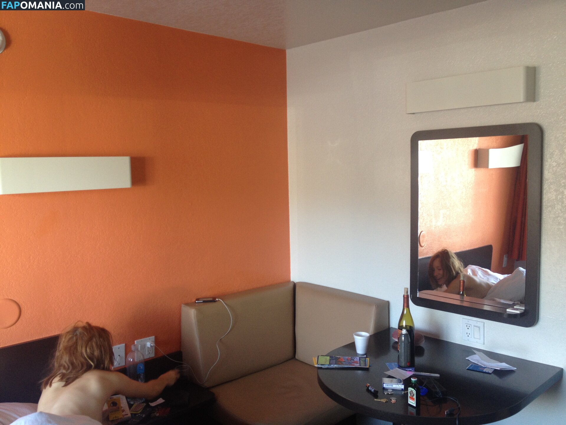 Emily Browning Çıplak Sızdırılmış Fotoğraf #5