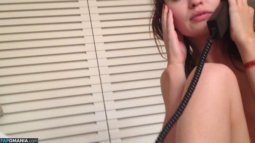 Emily Browning Çıplak Sızdırılmış Fotoğraf #40