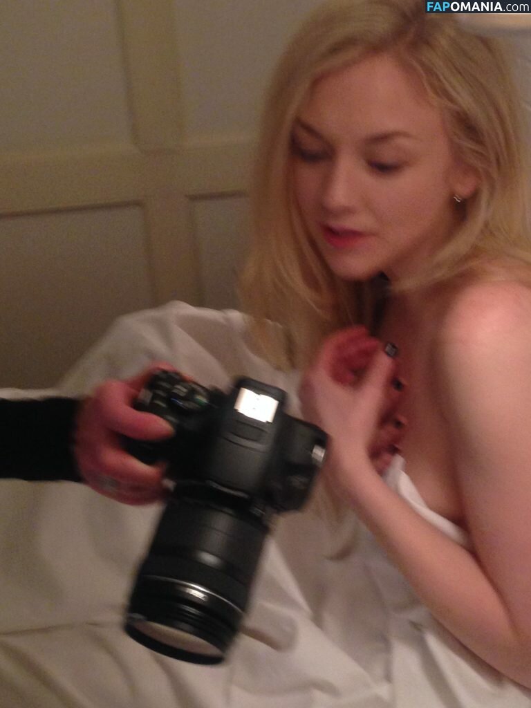 Emily Kinney Çıplak Sızdırılmış Fotoğraf #20