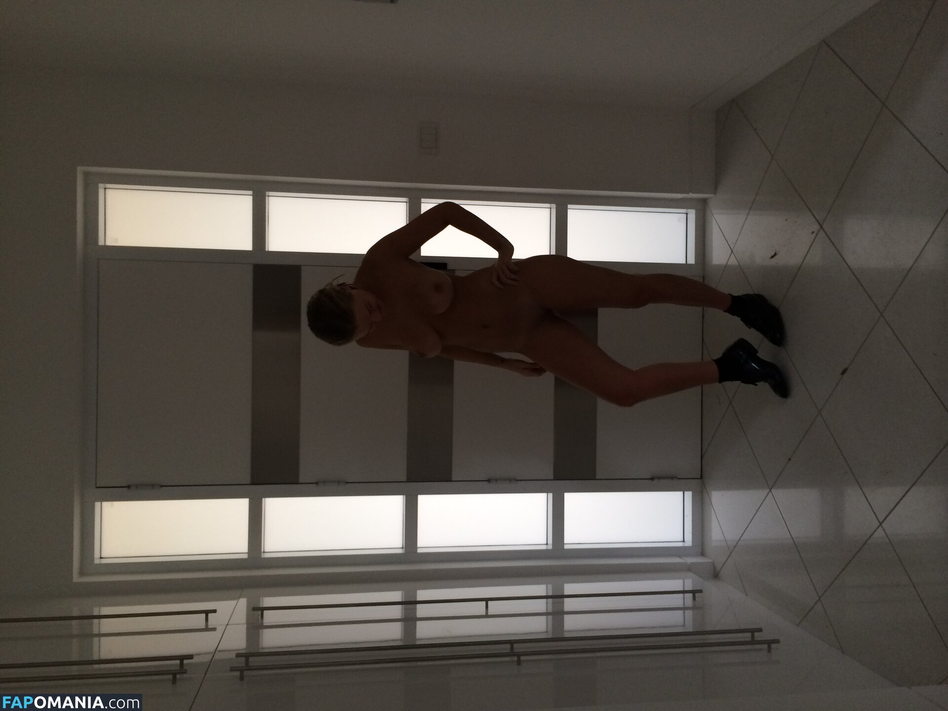 Lara Bingle Çıplak Sızdırılmış Fotoğraf #147