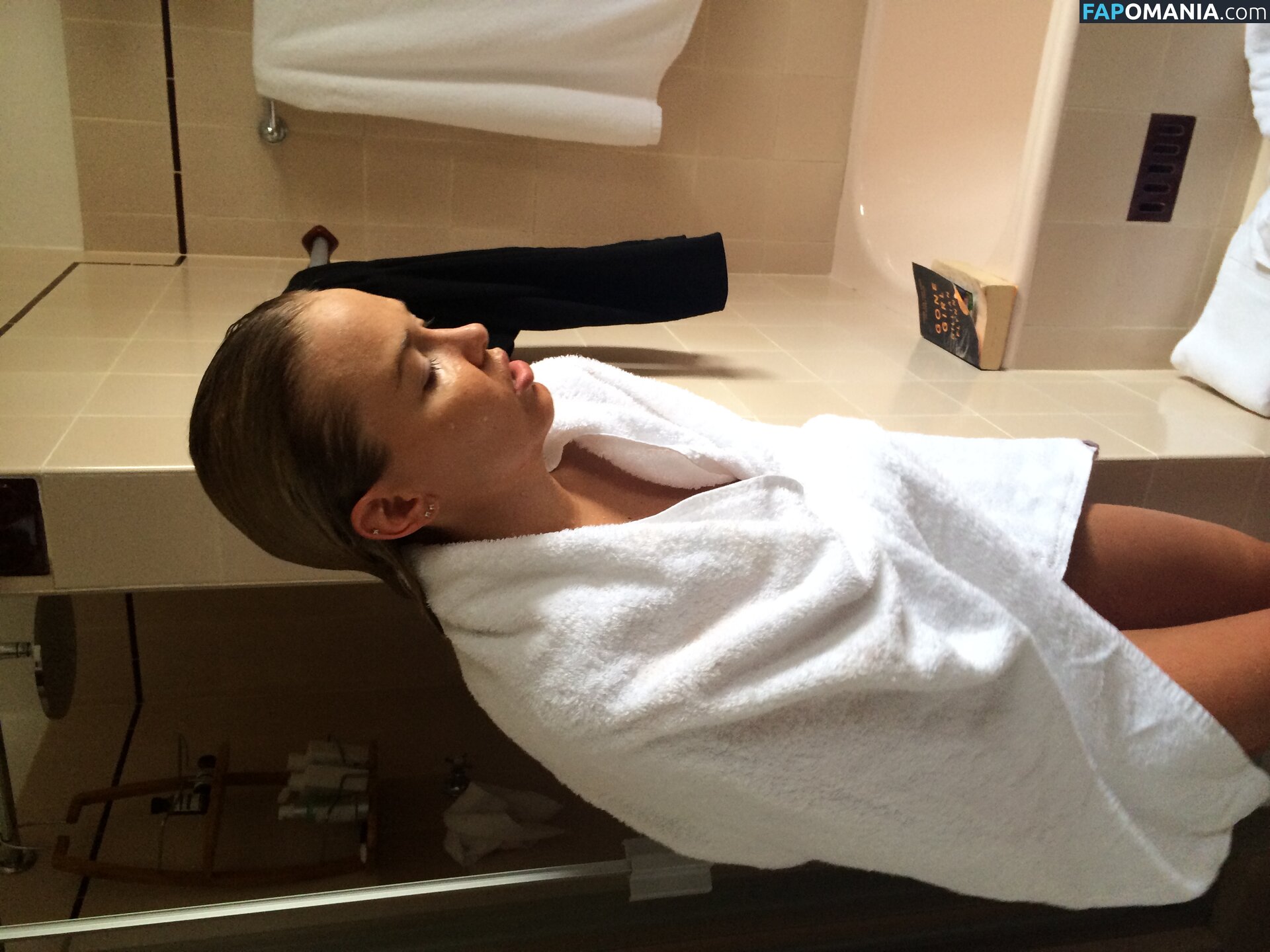 Lara Bingle Çıplak Sızdırılmış Fotoğraf #254