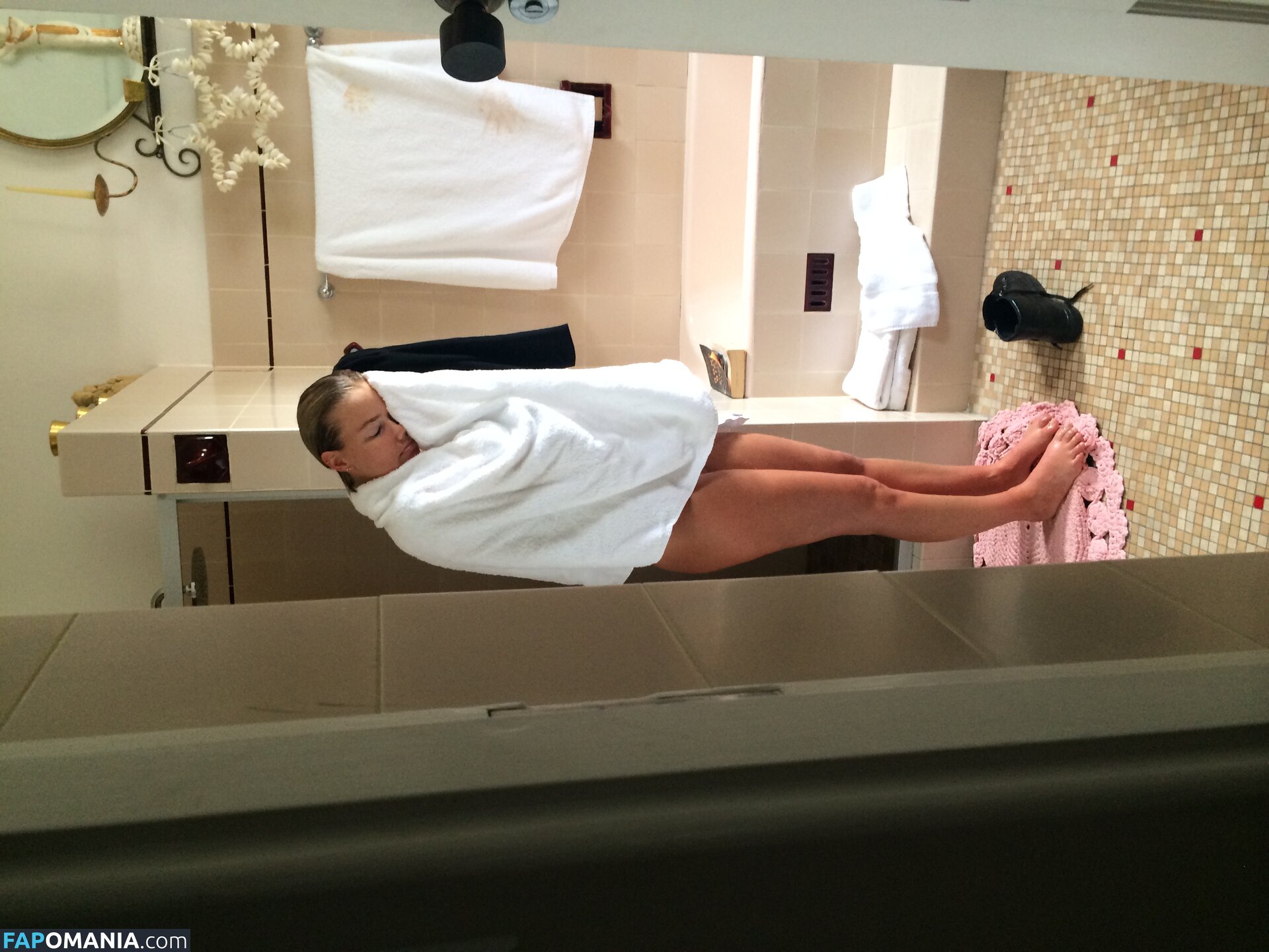 Lara Bingle Çıplak Sızdırılmış Fotoğraf #261