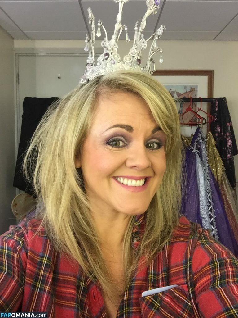 Sally Lindsay Çıplak Sızdırılmış Fotoğraf #1