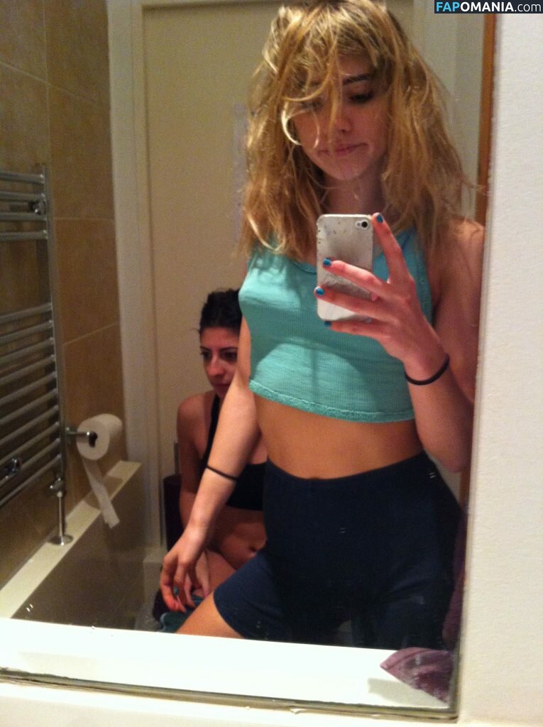 Suki Waterhouse Çıplak Sızdırılmış Fotoğraf #46