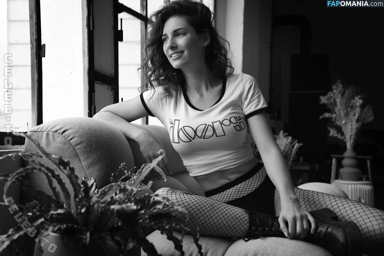 caro_petitemodel / petitemodelCaro Çıplak OnlyFans  Sızdırılmış Fotoğraf #1
