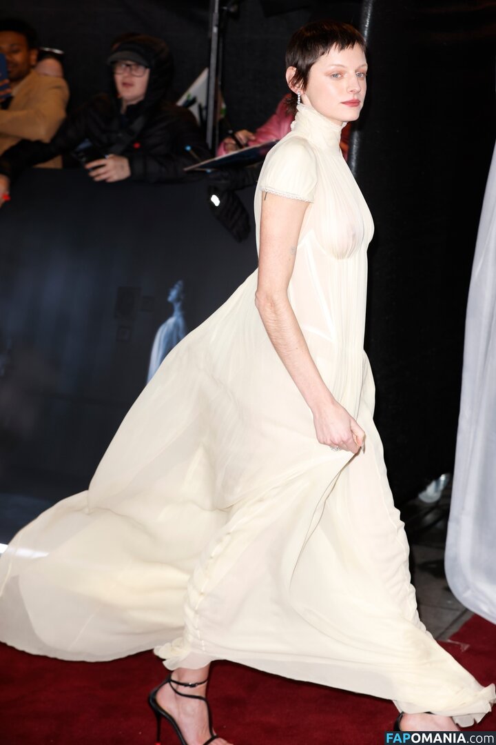 Emma Corrin / emmalouisecorrin Çıplak OnlyFans  Sızdırılmış Fotoğraf #4