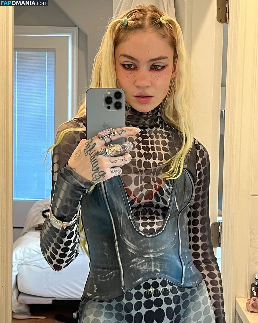 Grimes Çıplak OnlyFans  Sızdırılmış Fotoğraf #4