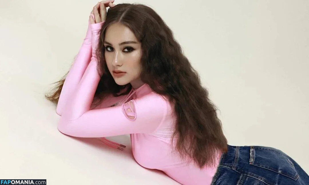 Lola Tung Çıplak OnlyFans  Sızdırılmış Fotoğraf #3