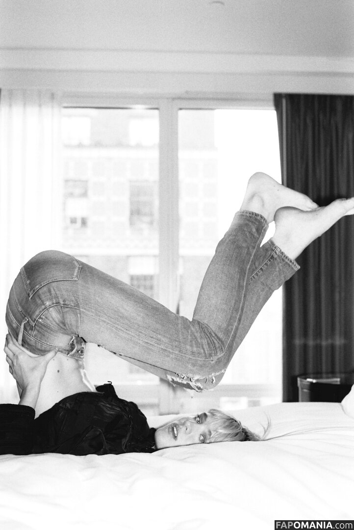 Mackenzie Davis Çıplak OnlyFans  Sızdırılmış Fotoğraf #8