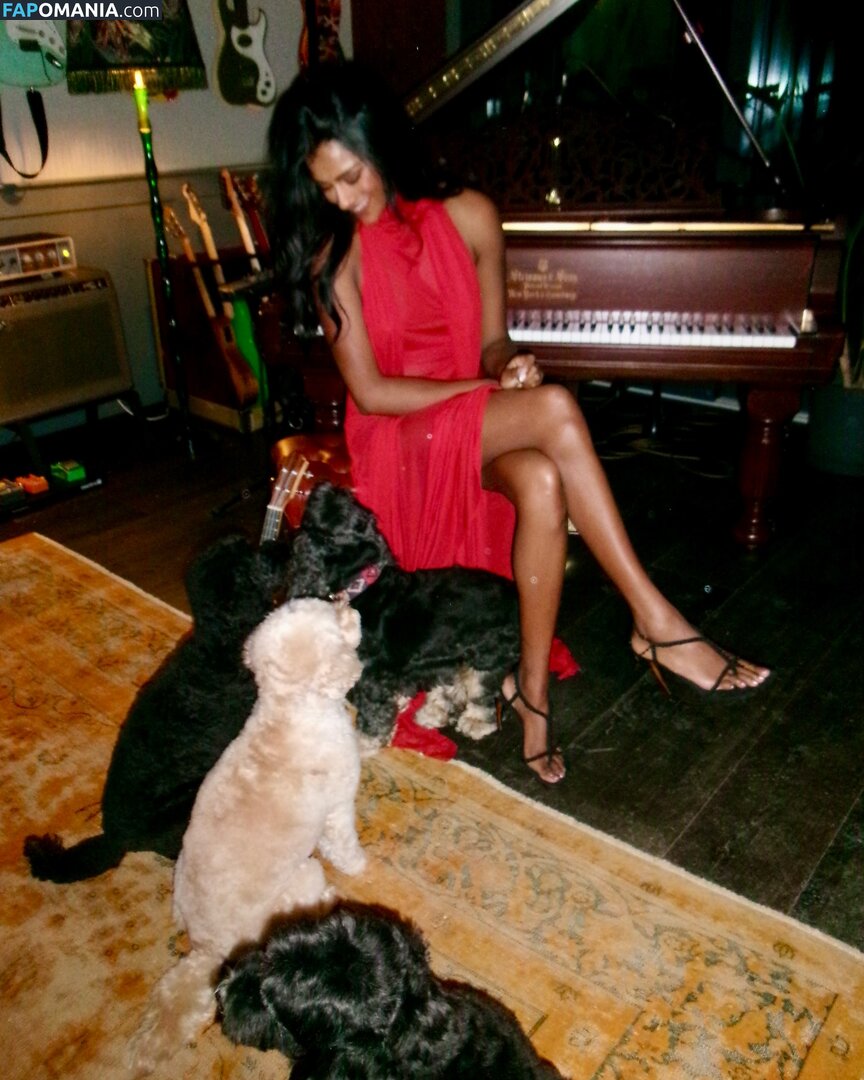 Simone Ashley / simoneashley Çıplak OnlyFans  Sızdırılmış Fotoğraf #8