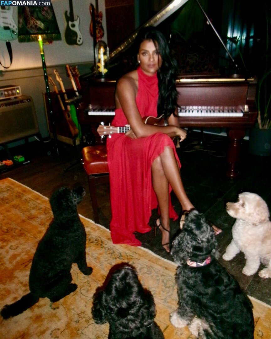 Simone Ashley / simoneashley Çıplak OnlyFans  Sızdırılmış Fotoğraf #9