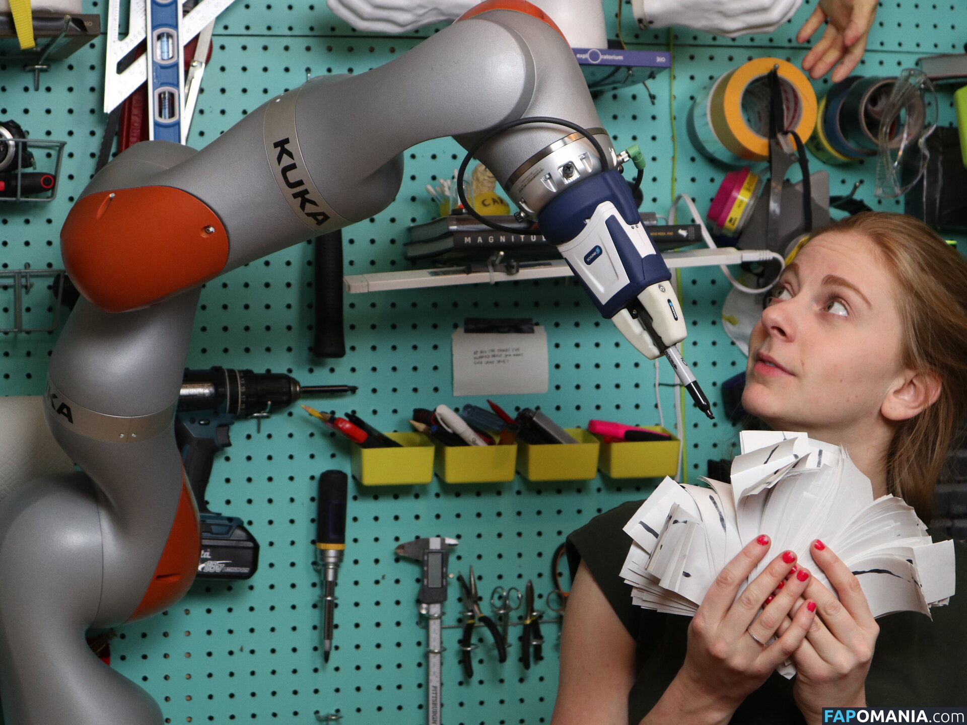 Simone Giertz / simonegiertz Çıplak OnlyFans  Sızdırılmış Fotoğraf #3