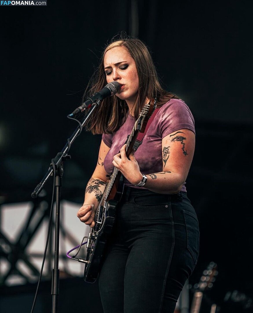 Soccer Mommy / Sophia Allison / soccermommyband Çıplak OnlyFans  Sızdırılmış Fotoğraf #1
