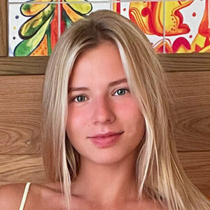 sophmoreschoolgirl